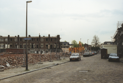 605925 Gezicht in de Busken Huetstraat te Utrecht, na de sloop van de huizen aan de oostkant van de straat. Op de ...